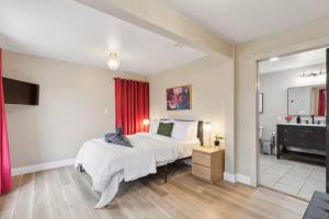 Dallas- Central Location, Spacious Backyard Pets Welcomed