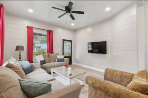 Dallas- Central Location, Spacious Backyard Pets Welcomed