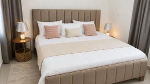Ingrid luxury stay near sti airport and pool king bed