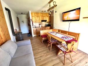Casa Nico vicino a Cavalese con terrazzo ideale per 2-3 ospiti