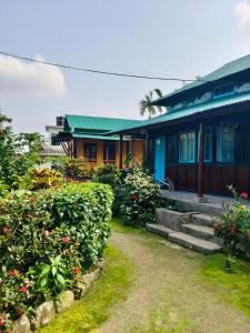 Travellers Hut Homestay Mawlynnong l Blossom Garden