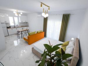 Private Villa near Lake Quiet Secure Parking