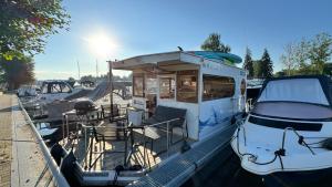Hausboot in Berlin, festliegend im Yachthafen Schmöckwitz, mit Heizung