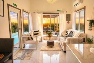 Treasure Beach Coastline Villa - Close to Beach and Amenities