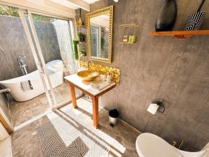 Treasure Beach Coastline Villa - Close to Beach and Amenities