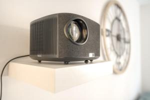 LUJO Proyector, Maquina Arcade, Wifi y patinetes