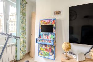 LUJO Proyector, Maquina Arcade, Wifi y patinetes