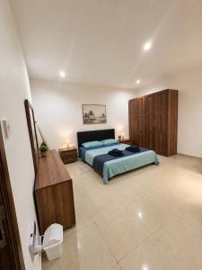 Spacious 3-Bedroom Apartment with Balcony, Prime Location, 5-Min Walk to Seafront