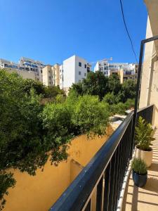 Spacious 3-Bedroom Apartment with Balcony, Prime Location, 5-Min Walk to Seafront