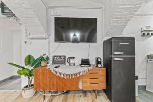 Cozy Basement Apartment near Belvedere