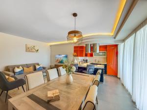 Calm Stunning Beachfront Apartment wSea Views