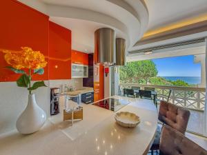 Calm Stunning Beachfront Apartment wSea Views