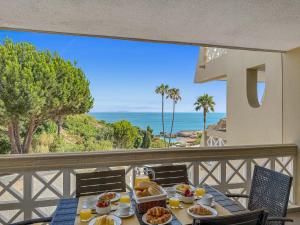 Calm Stunning Beachfront Apartment wSea Views