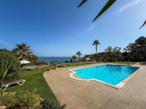 Calm Stunning Beachfront Apartment wSea Views