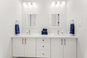 Modern Luxury Home Near Bronte Harbour & Oakville Downtown
