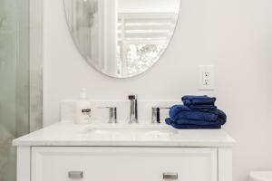 Modern Luxury Home Near Bronte Harbour & Oakville Downtown