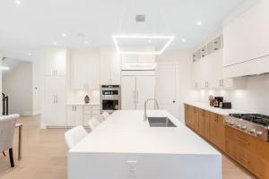 Modern Luxury Home Near Bronte Harbour & Oakville Downtown