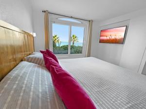 Puerto Velero Primera Línea Primer Piso al lado de la Playa!