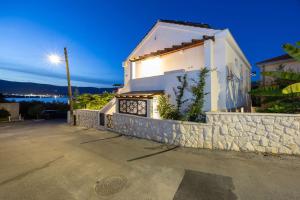 The Three Flowers Pool House