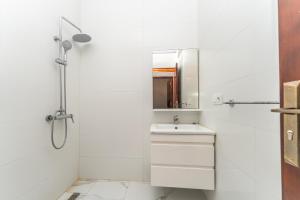 Spacious Beach Villa at Playa Blanca with Direct Beach Access, Garden, AC and Free Private Parking