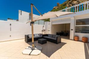 Spacious Beach Villa at Playa Blanca with Direct Beach Access, Garden, AC and Free Private Parking
