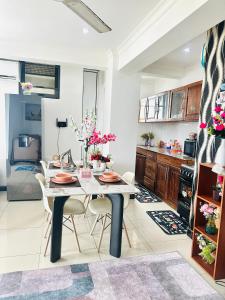 Stylish City Center Studio with Fast WiFi & Prime Location