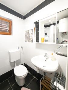Cool & Romantic One-Bedroom - near San Simon beach