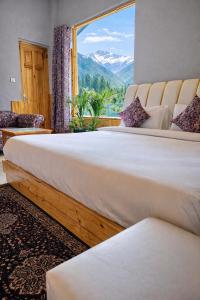 Hotel Old Manali with Balcony, Mountain and River View