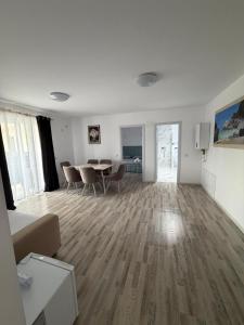 Apartament Modern cu Piscină Privată