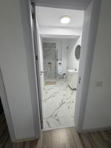 Apartament Modern cu Piscină Privată