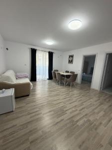 Apartament Modern cu Piscină Privată