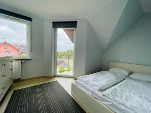 Lisi Jar - rodzinny apartament rodzinny z antresolą, zielony teren, cicha okolica, blisko do plaży i Latarni Morskiej w Rozewiu