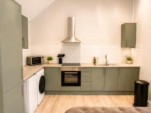 Stylish Apartment in Bourne Town Centre | Sleeps 4