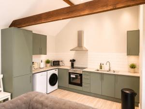 Stylish Apartment in Bourne Town Centre | Sleeps 4