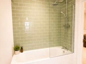 Stylish Apartment in Bourne Town Centre | Sleeps 4