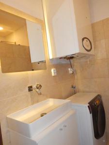 Private oaken room with park view in shared flat