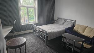 2 bedroom House near local cash and carry