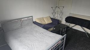 2 bedroom House near local cash and carry