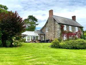 Mid-Wales Farmhouse, swimming pool, tranquil countryside views, sleeps 14