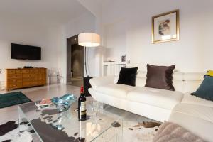 Centrally located modern 2 Bed apartment in Cannes with aircon and high ceilings and modern design 696