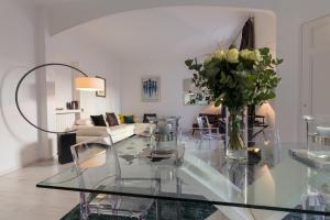 Centrally located modern 2 Bed apartment in Cannes with aircon and high ceilings and modern design 696
