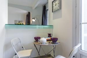 Centrally located modern 2 Bed apartment in Cannes with aircon and high ceilings and modern design 696