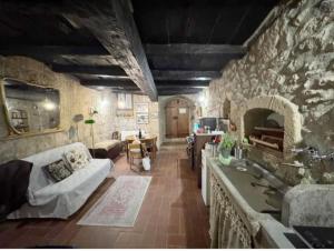 LA CHASCONA DI FARNESE casa di tufo nel borgo