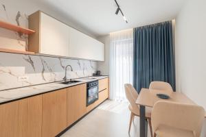 Luxury Apartment with Shared Pools - Evianamar II