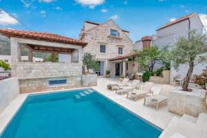 Villa Royal Stone-1min walk to the Beach