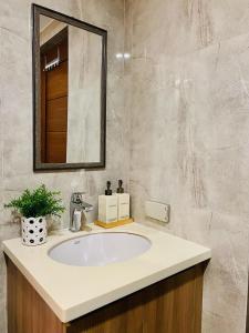 Spacious Deluxe Room near Malls and Food Strip