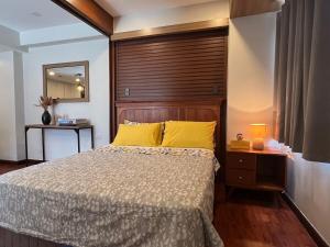 Spacious Deluxe Room near Malls and Food Strip