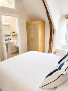 Charming Sea view Apt, 2 min to SEA & FREE parking, small dog