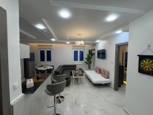 Nouveau luxueux & Chic F2 Appartement avec Parking surveillé près lAéroport