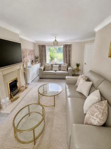 Spring gardens home, room 4